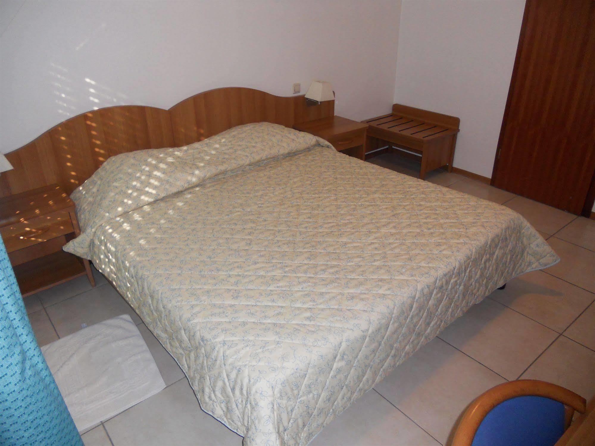 Hotel Carpini Bascharage Esterno foto
